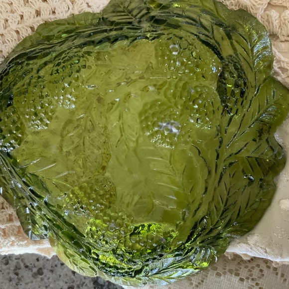 😻 Intricate Green Bowl - Picture 2 of 3